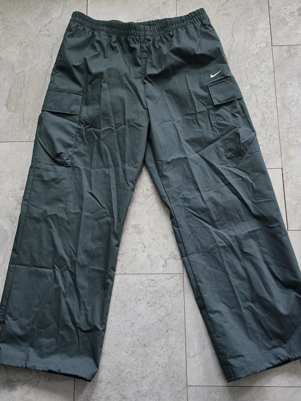 Nike Women's Cargo Pants in Dark Green XL - Picture 5 of 11